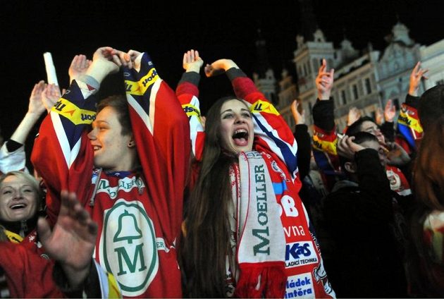 Pardubické fanynky a fanoušci slavili s hokejisty po jejich příjezdu z Brna na Perštýnské náměstí mistrovský titul.
