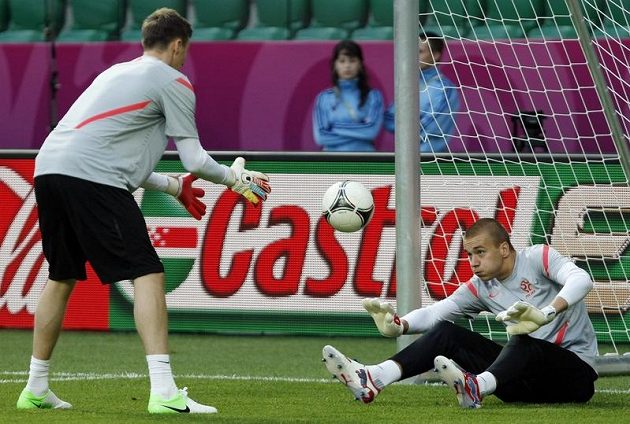 Brankáři polské fotbalové reprezentace Grzegorz Sandomierski a Przemysław Tytoń na tréninku před zápasem proti Česku