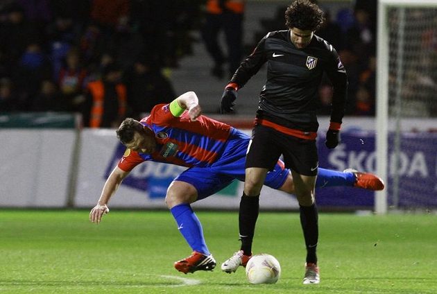 Pavel Horváth z Plzně se snaží odzbrojit Diega Costu z Atlétika Madrid v utkání Evropské ligy.