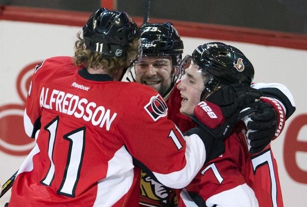 Hokejisté Ottawy zprava Kyle Turris, Guillaume Latendresse a Daniel Alfredsson se radují z gólu.