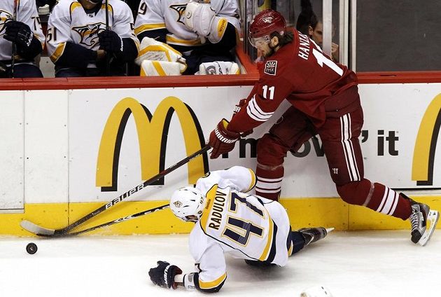 Martin Hanzal z Phoenixu v souboji s Alexandrem Radulovem z Nashvillu v pátém utkání druhého kola Stanley cupu.