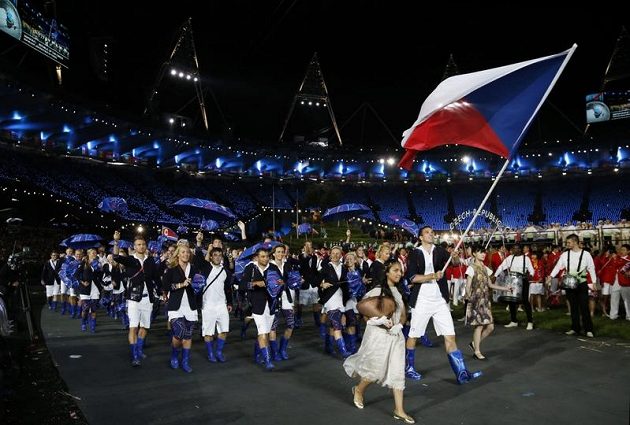 Badmintonista Petr Koukal vede českou výpravu při slavnostním zahájení olympijských her v Londýně.