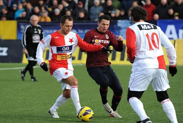 Ivo Ulich (třetí zprava) ze Slavie v souboji s Liborem Sionkem ze Sparty při Silvestrovském derby.