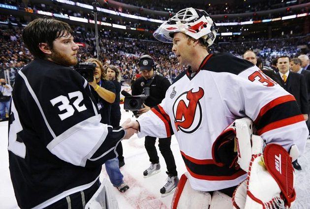 Brankář Los Angeles Jonathan Quick (vlevo) si podává ruku s Martinem Brodeurem z New Jersey