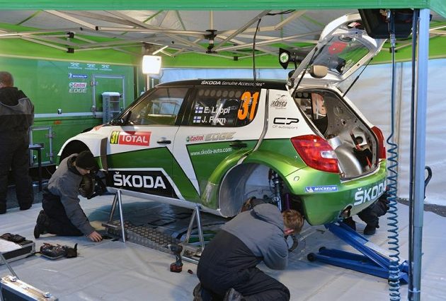 Fin Esapekka Lappi při debutu v mistrovství světa třídy WRC2 s vozem Škoda Fabia S2000 soutěž nedokončil.