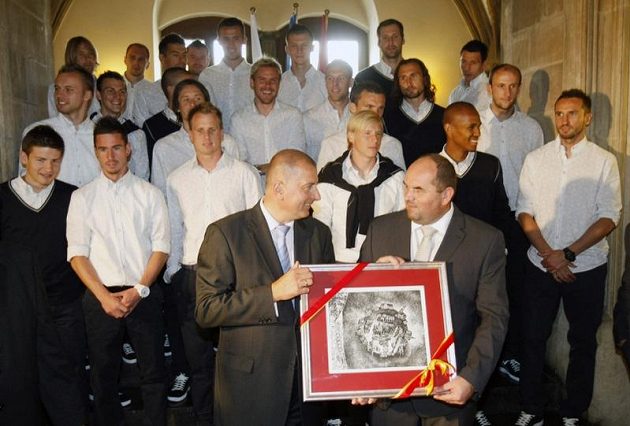 Česká reprezentace poobědvala v neděli na radnici ve Vratislavi, vpředu šéf českého fotbalu Miroslav Pelta (vpravo) a starosta města Rafał Dutkiewicz