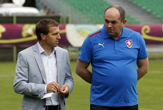 Šéf českého fotbalu Miroslav Pelta (vpravo) s členem výkonného výboru Karlem Poborským si určitě měli co říci