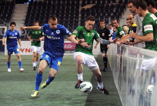 Michal Obročník ze Slovanu Liberec (třetí zleva) v souboji s jabloneckým záložníkem Ondřejem Vaňkem na halovém turnaji Indoor Fotbal Cup.