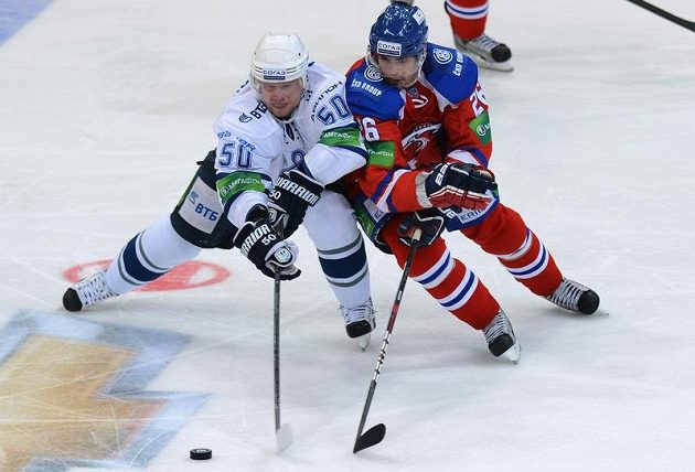 Michal Řepík z pražského Lva (vpravo) bojuje o puk s Maximem Solovjovem z Dynama Moskva