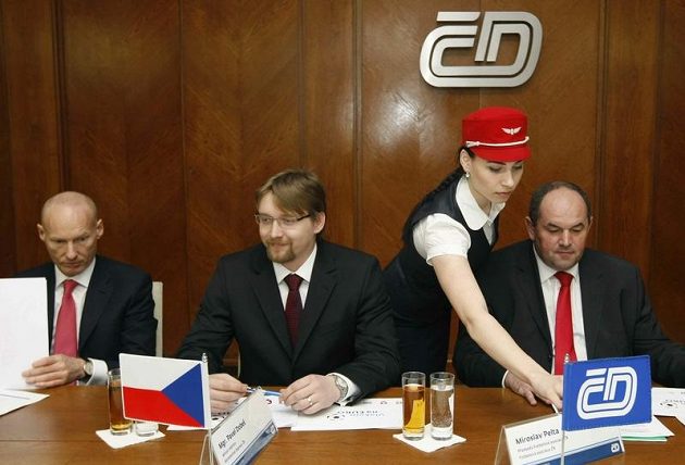 Zleva Petr Žalouda (generální ředitel ČD), Pavel Dobeš (ministr dopravy) a Miroslav Pelta (šéf FAČR).