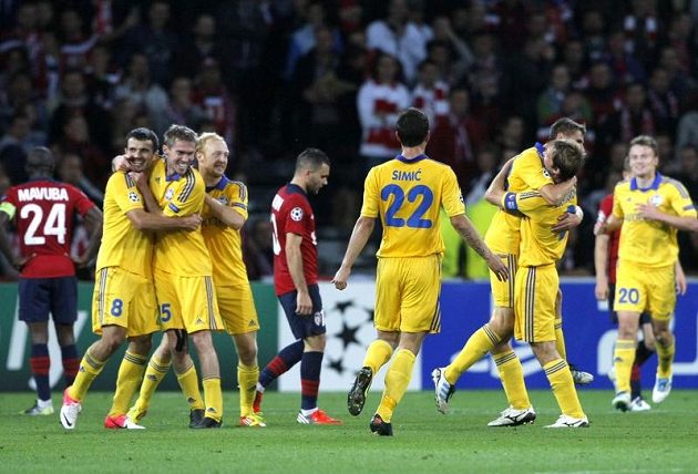 Fotbalisté BATE Borisov se radují ze třetího gólu proti Lille v prvním kole Ligy mistrů.