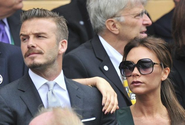 Wimbledonské finále mužské dvouhry přilákalo i fotbalistu Davida Beckhama a jeho ženu Victorii. Za nimi sedí Jan Kodeš