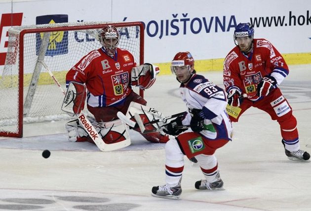 Zleva brankář Jakub Kovář, Rus Nikolaj Žerděv a Jakub Nakládal v utkání na Kajotbet Hockey Games.
