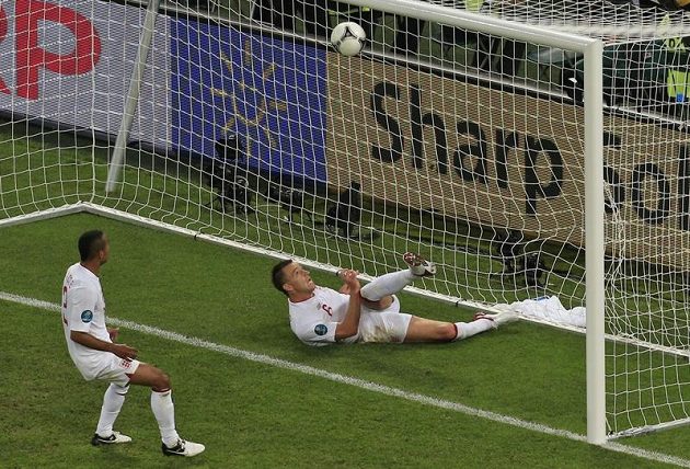 Sporný okamžik: stoper John Terry vykopává ve skluzu míč z opuštěné anglické branky. Upřeli sudí Ukrajincům regulérní gól?