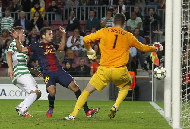 Barcelonský Jordi Alba dává ve čtvrté minutě nastavení rozhodující gól na 2:1 proti Celtiku Glasgow.