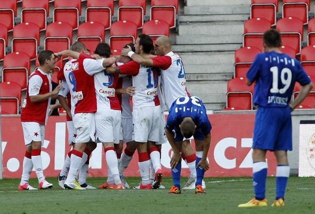 Fotbalisté Slavie se radují po jedné z pěti branek, které vstřelili do brněnské sítě.