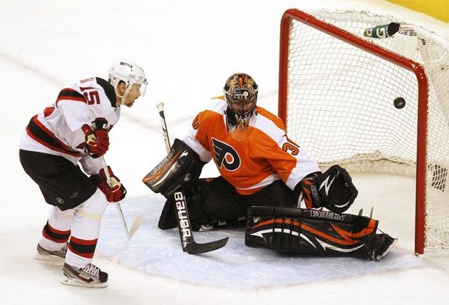 Brankář Philadelphie Ilja Bryzgalov zasahuje proti nájezdu Petra Sýkory z New Jersey Devils.