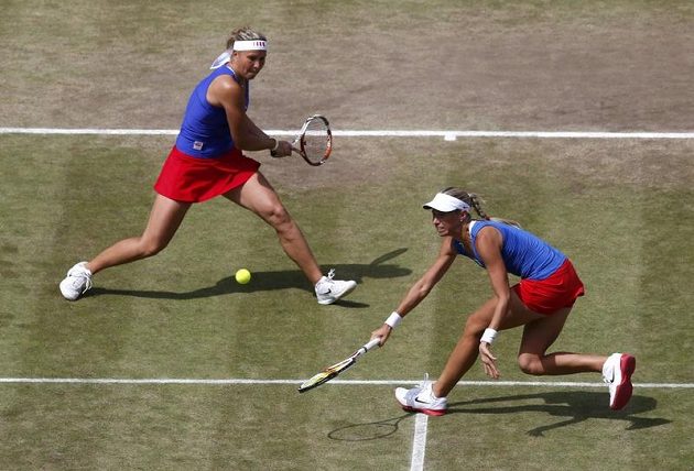 Tenistky Andrea Hlaváčková (vpravo) a Lucie Hradecká v semifinálovém utkání olympijských her.