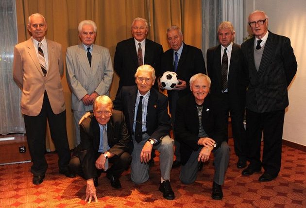 Stříbrní fotbalisté z MS 1962 v Chile získali Cenu Emila Zátopka pro sportovní legendu - horní řada zleva: Vladimír Kos, Jan Lála, Adolf Scherer, Josef Masopust, Václav Mašek, Titus Buberník. Dolní řada zleva: Josef Jelínek, Josef Kadraba a Jozef Štibrányi.