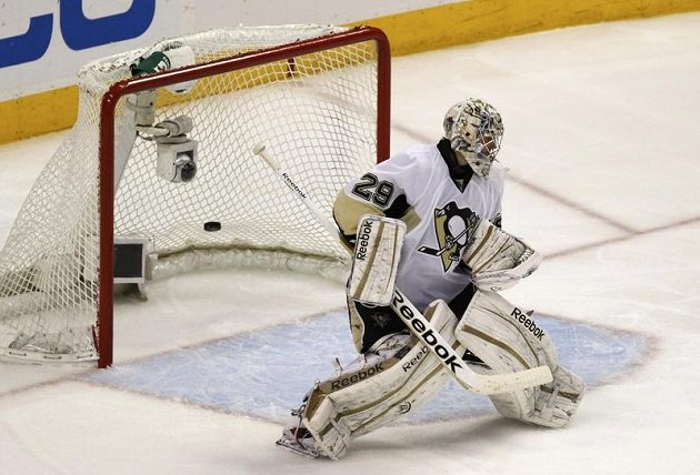 Brankář Pittsburghu Marc-Andre Fleury právě zjistil, že dostal gól.