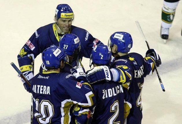 Jaromír Jágr, Pavel Patera, Marek Židlický, Jan Hlaváč a Tomáš Plekanec z Kladna se radují z branky proti Karlovým Varům - archivní snímek ze sezóny 2012/2013.