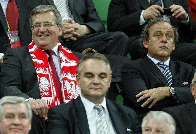 Polský prezident Bronisław Komorowski (vlevo) a prezident UEFA Michel Platini (vpravo) si zápas Česka s Polskem nenechali ujít.