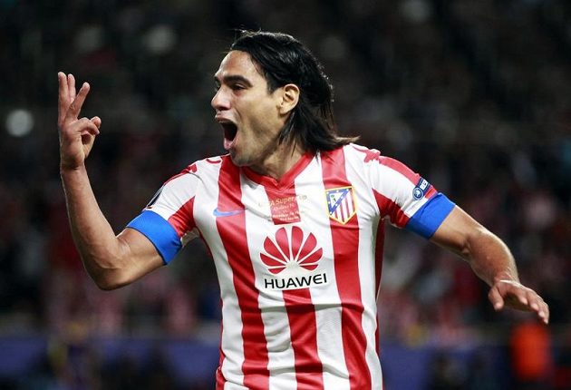 Hattrick je doma. Falcao z Atlétika Madrid ukazuje na prstech, kolik gólů již Chelsea vstřelil.
