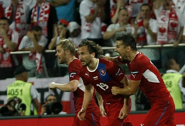 Petr Jiráček (uprostřed) se raduje z branky s Tomášem Hübschmanem (vlevo) a Milanem Barošem.