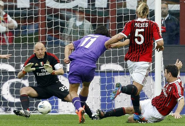 Amauri z Fiorentiny (uprostřed) střílí gól brankáři AC Milán Christianu Abbiatimu.