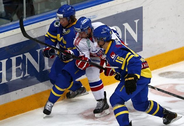 Jakub Orsava se snaží projít mezi švédským dvojblokem Nicklas Bäckström (vlevo), Tobias Viklund