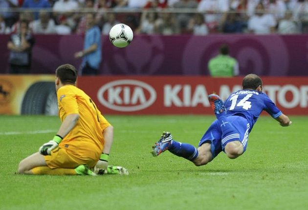 Brankář Wojciech Szczesny sráží v pokutovém území Dimitrise Salpingidise a musel rovněž předčasně pod sprchy. Následnou penaltu však Řekové neproměnili