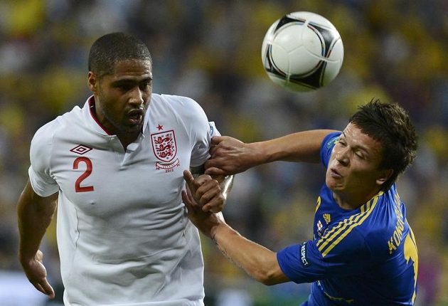 Anglický bek Glen Johnson (vlevo) brání hbitého Ukrajince Jevgenije Konopljanku