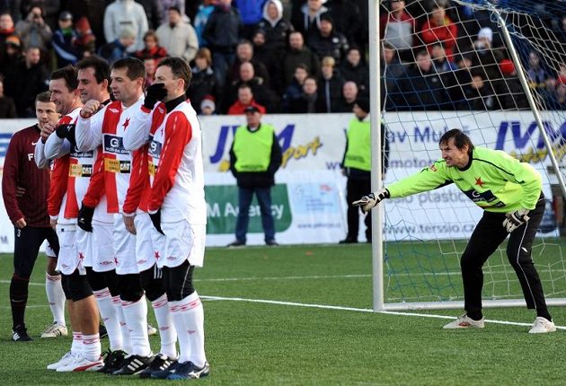 Brankář Slavie Martin Vaniak (vpravo) si staví zeď při Silvestrovském derby pražských "S".