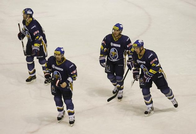 Hokejisté Kladna po výhře nad Vítkovicemi - zleva největší hvězdy Jaromír Jágr a Tomáš Plekanec - archivní snímek ze sezóny 2012/2013.