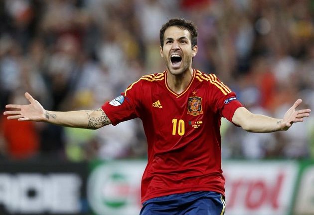 Španělský záložník Cesc Fábregas proměnil poslední penaltu v pyrenejském semifinále proti Portugalsku...