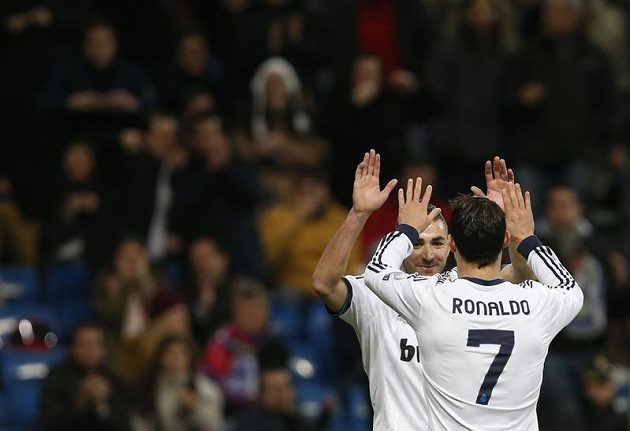Cristiano Ronaldo se raduje se spoluhráčem z Realu Madrid Karimem Benzemou z gólu.