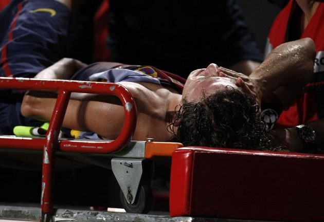 Kapitán Barcelony Carles Puyol utkání proti Benfice Lisabon nedohrál, hřiště opouštěl se zlomenou rukou na nosítkách