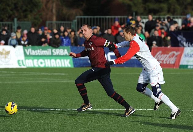 Zdeněk Svoboda (vlevo) ze Sparty v souboji s Tomášem Kuchařem ze Slavie při Silvestrovského derby pražských "S".