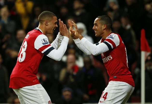 Fotbalisté Arsenalu Theo Walcott (vpravo) a Kieran Gibbs oslavují gól proti Newcastlu.