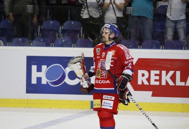 Kapitán Tomáš Plekanec s pohárem poté, co čeští hokejisté zvítězili v závěrečném utkání nad Ruskem 2:1 a po čtrnácti letech ovládli Euro Hockey Tour.