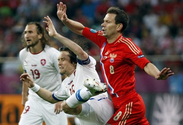 Kapitán českého týmu Tomáš Rosický bojuje o míč s Konstantinem Zyrjanovem (vzadu Petr Jiráček).