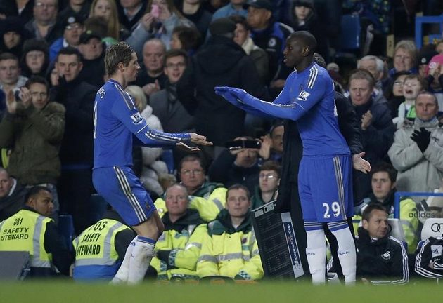 Útočník Chelsea Fernando Torres (vlevo) se v úvodním semifinálovém duelu anglického Liogového poháru proti Swansea střelecky neprosadil. V 81. minutě ho vystřídal Demba Ba.