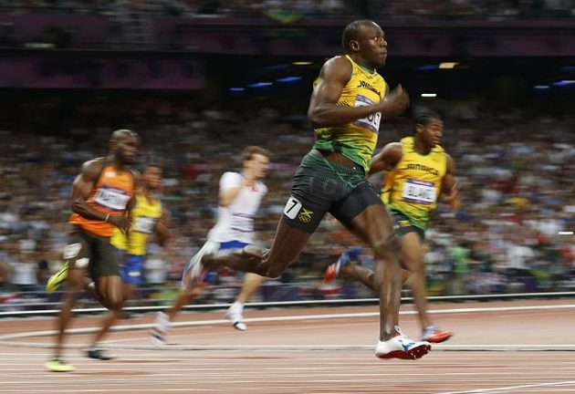 Jamajský sprinter Usain Bolt jasně v čele olympijského finále běhu na 200 m