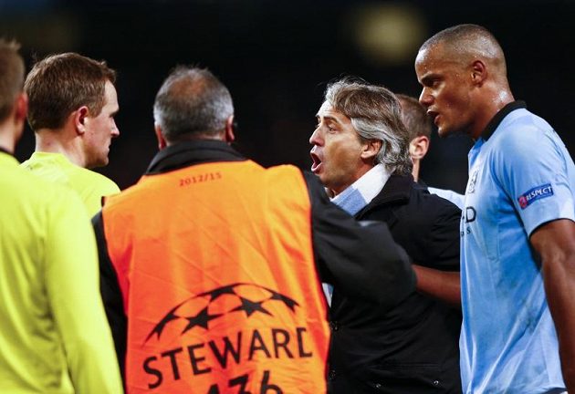 Rozčilený kouč Manchesteru City Roberto Mancini spílá sudímu za přihlížení Vincenta Kompanyho.