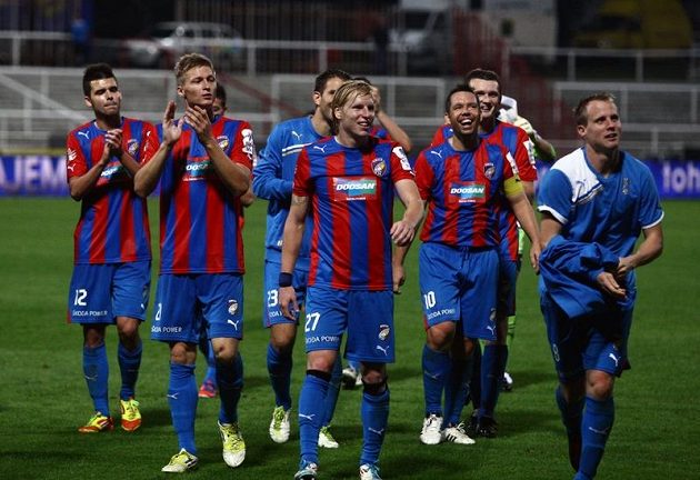 Rozesmátí fotbalisté Plzně děkují fanouškům po vítězném utkání na hřišti Dukly.