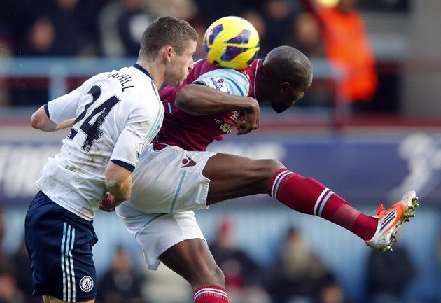 Carlton Cole (vpravo) z West Hamu v hlavičkovém souboji s Gary Cahillem z Chelsea.