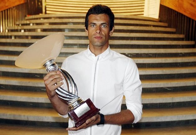 Gólman Aleš Hruška s trofejí pro nejlepšího brankáře Gambrinus ligy za sezónu 2011-2012.