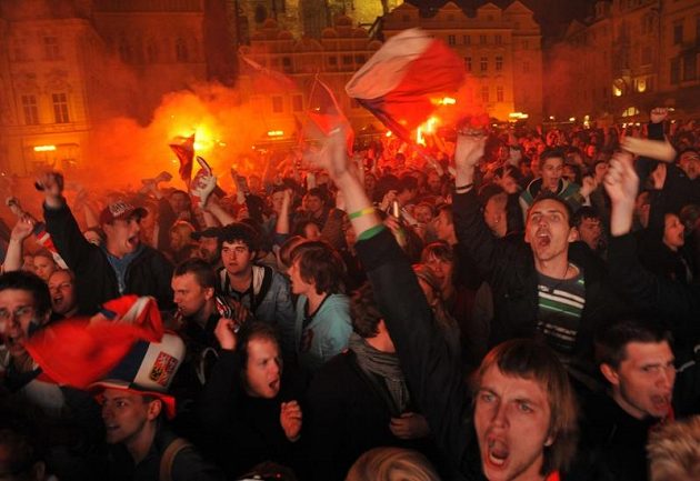 Fanoušci oslavují na Staroměstském náměstí v Praze vítězství české reprezentace ve čtvrtfinálovém zápasu mistrovství světa v ledním hokeji proti Švédsku.