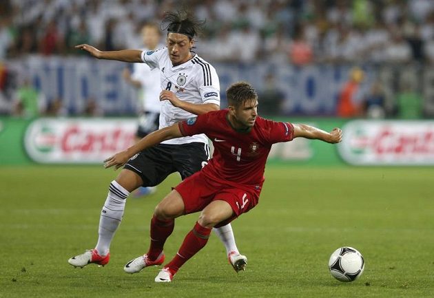 Německý záložník Mesut Özil (vlevo) se snaží obrat o míč Portugalce Miguela Velosa