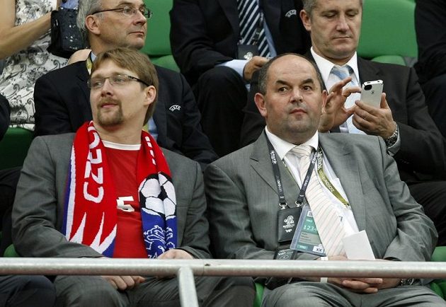 Utkání Bílkova týmu s Ruskem na EURO si nenechal v doprovodu šéfa českého fotbalu Miroslava Pelty (vpravo) ujít ani ministr dopravy Pavel Dobeš